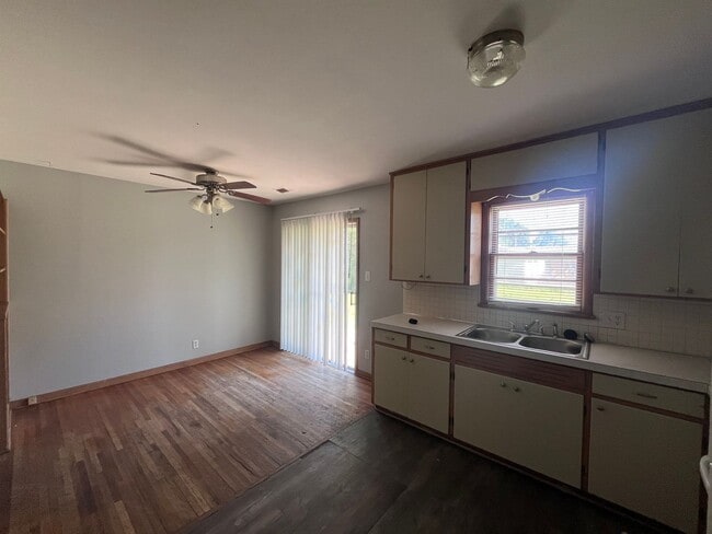 Building Photo - 3 Bedroom / 1 Bath House