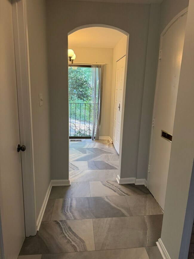 Foto del edificio - 8130 Inverness Ridge Rd