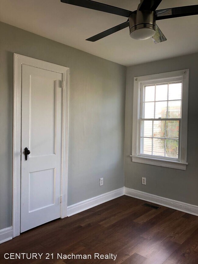 Building Photo - 3 br, 1 bath House - 20 W Southampton Avenue