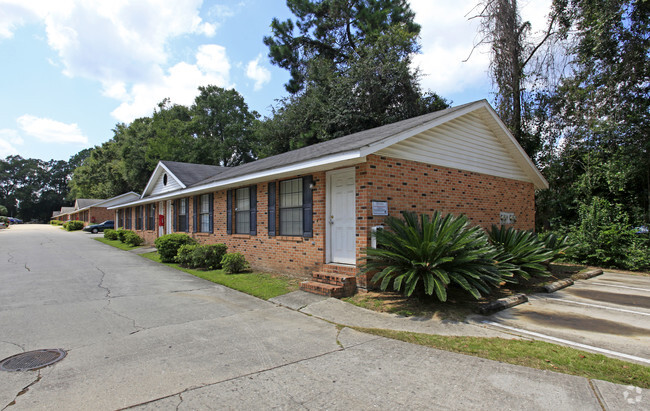 Building Photo - Camellia Knoll