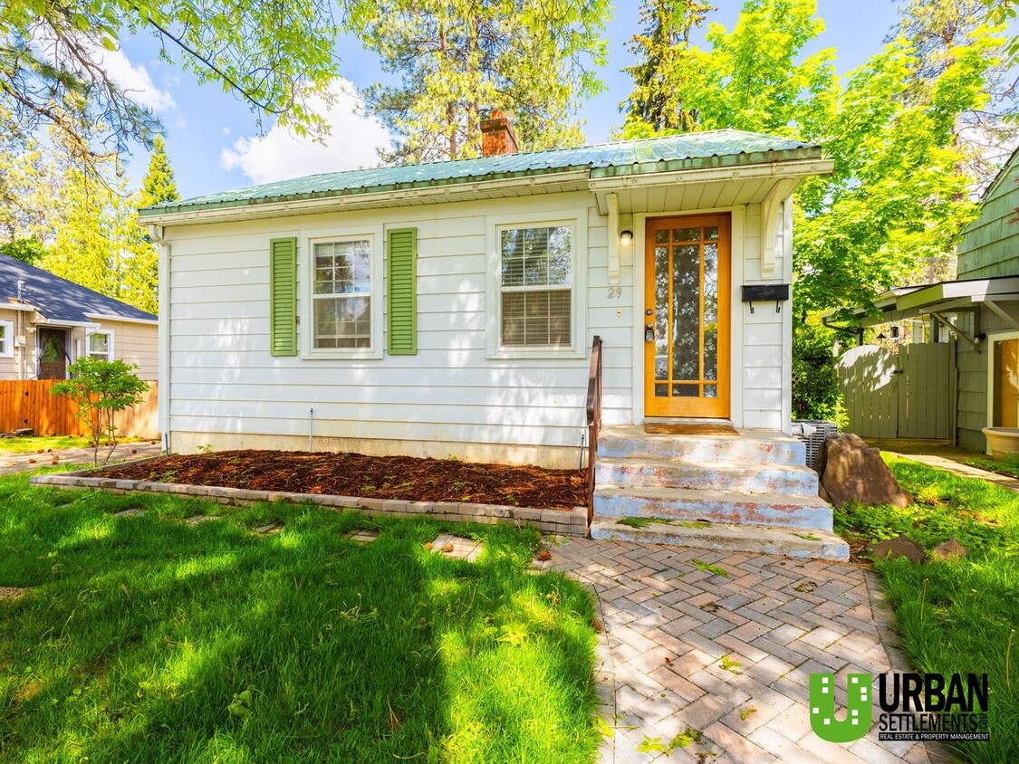 Primary Photo - Charming 2 bed room 1.5 bathroom Cottage i...
