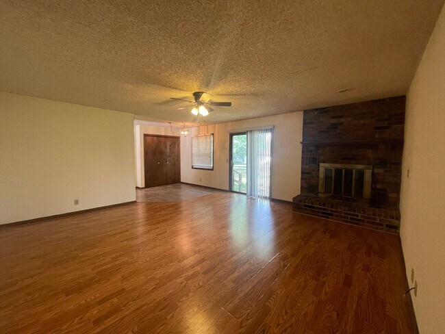 Building Photo - 3 Bedroom Home - Great Location, All Brick