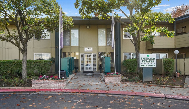 Building Photo - Emerald Estates Apartments