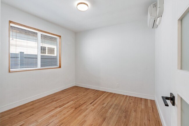 Foto del edificio - Move-in ready Magnolia Park gem — modern f...