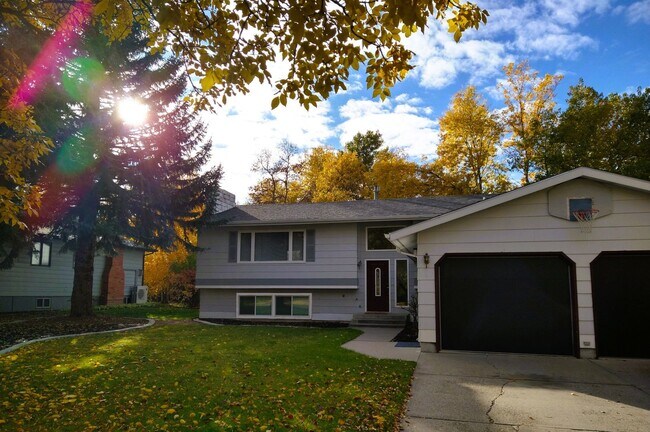 Building Photo - Stylish & Turnkey Furnished 2-BR Daylight ...