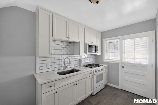 Building Photo - 2229 Redthorn Rd