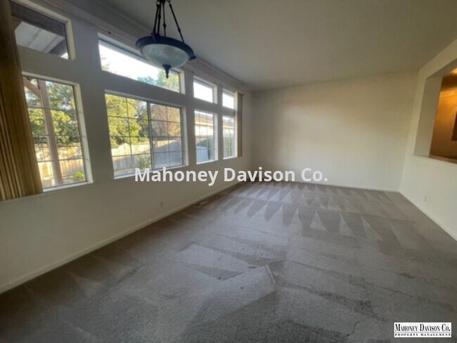Foto del edificio - 3 bdrm/2 bath, 1870 sqft, blt. in 1998, be...