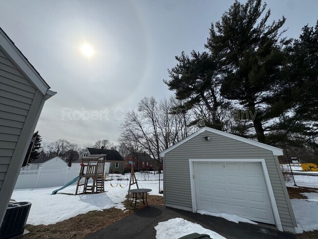 Building Photo - 10 Harkness Dr