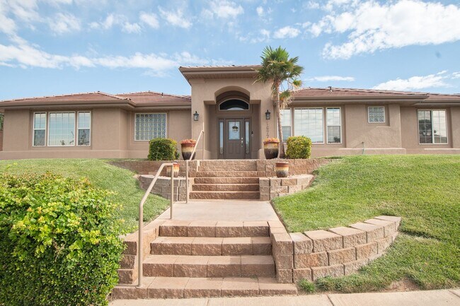 Foto del edificio - Spacious 3-Bedroom Home with Incredible Garage & Prime Location!