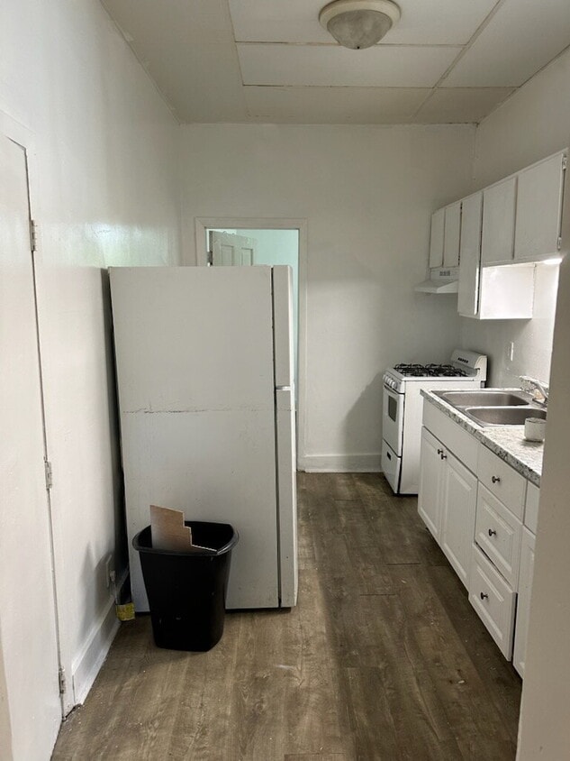 Building Photo - "Charming 1-Bedroom Haven in Duluth's Hear...