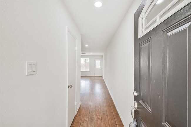 Foto del edificio - 9719 Halkirk St