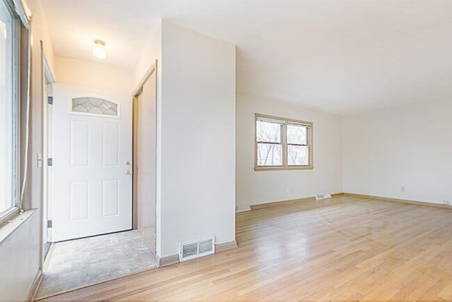 Building Photo - 500 Falcon Cir