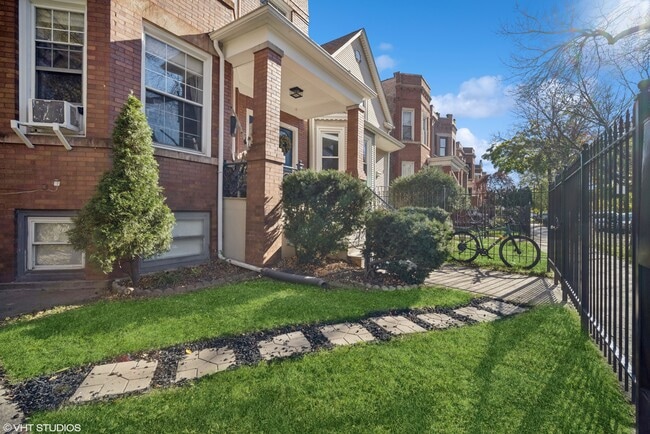 Foto del edificio - 2439 N Harding Ave