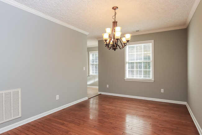 Building Photo - 8 Barnsdale Ct
