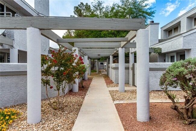 Foto del edificio - 5644 Vineyard Ln