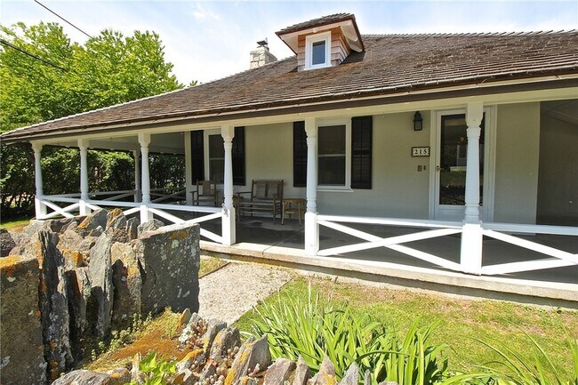 Foto del edificio - 215 Coggeshall Ave