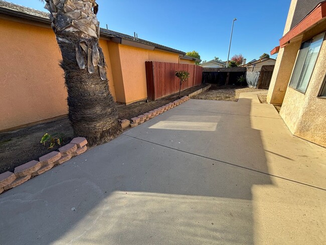 Building Photo - 1912 N Western Ave