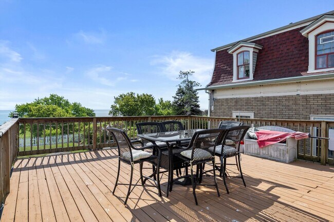 Building Photo - Charming Victorian 3 Bedroom, 1.5 Bath, 2-...