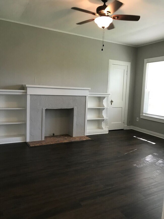 Building Photo - Upstairs Duplex close to Barksdale Air For...
