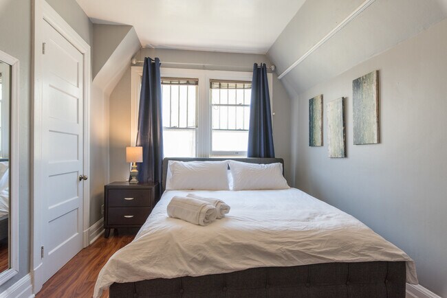 Foto del edificio - 1023 W 24th St