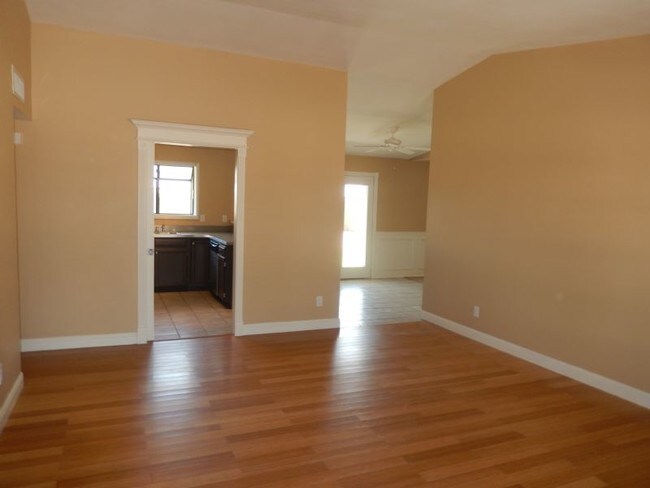 Building Photo - 5115 E Oneida St