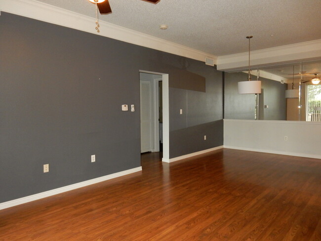 Building Photo - 1Br/1Ba Renovated Saddlebrook Townhome- Av...