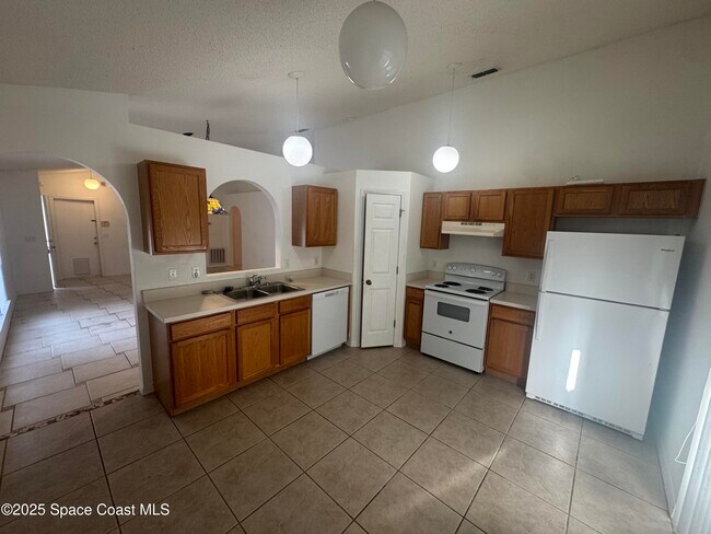 Foto del edificio - 2129 Redwood Cir