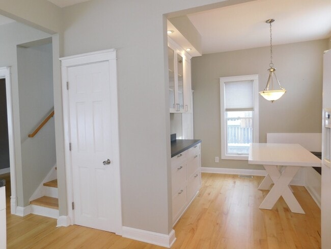 Building Photo - Welcoming Victorian with Modern Comforts *...