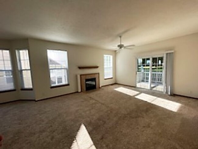 Building Photo - 2 Bedroom 2 bath Condo
