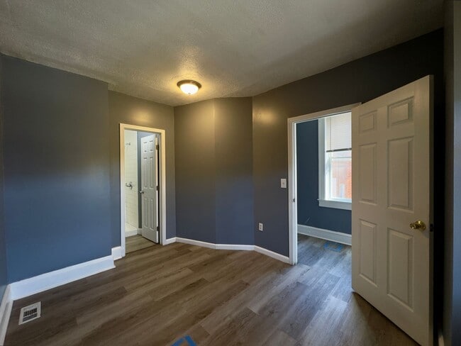 Building Photo - Charming 4Bed/3Bath Townhome with Spacious...