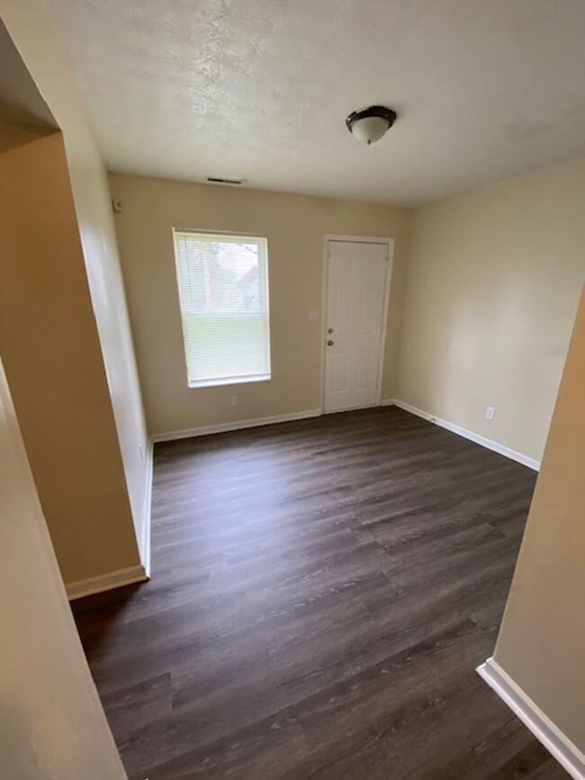 Foto del edificio - 3 Bedroom with 1 - !/2 Baths