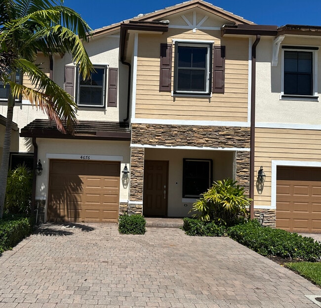Stylish 3-Bedroom Home with Pool, Garage &... - Stylish 3-Bedroom Home with Pool, Garage &...
