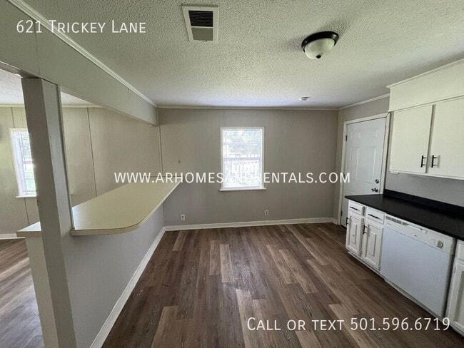 Building Photo - 621 W Trickey Ln