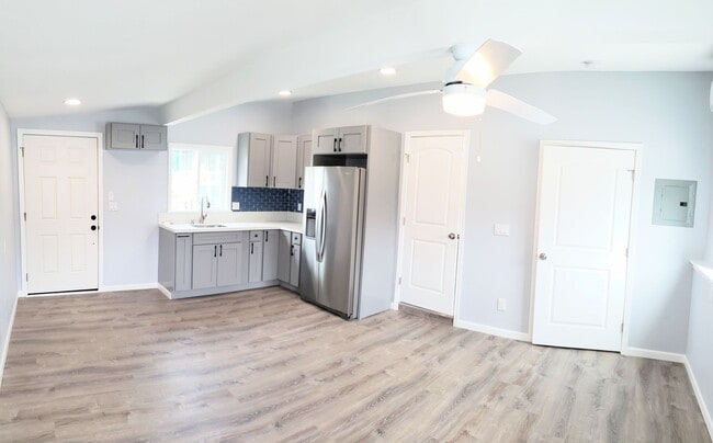 Building Photo - 430B Manono St