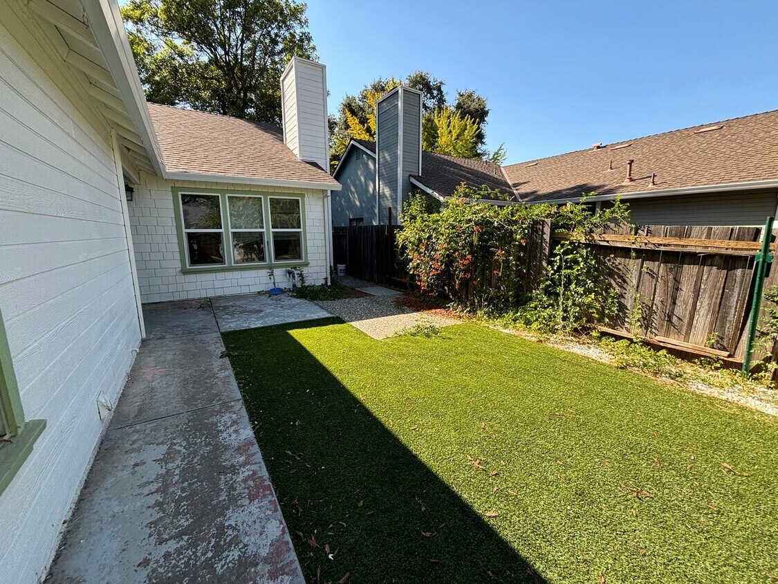 Primary Photo - Charming 3-bedroom, 2-bathroom home conven...