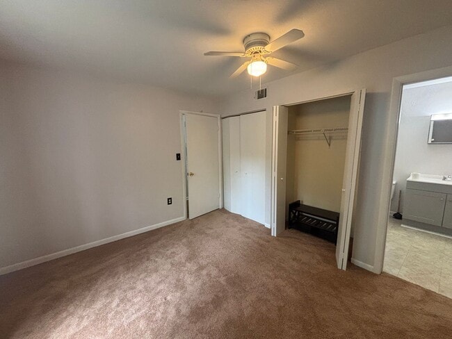 Building Photo - Newly renovated FIRST floor 2/2 - Will go fast