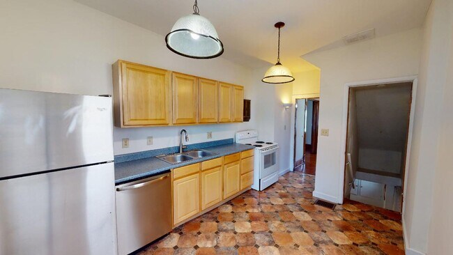 Foto del edificio - 3 BEDROOMS + 2 FULL BATHS + 2 FREE Off-Str...
