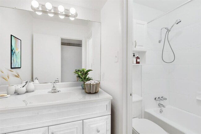 Foto del edificio - 1300 W 24th St