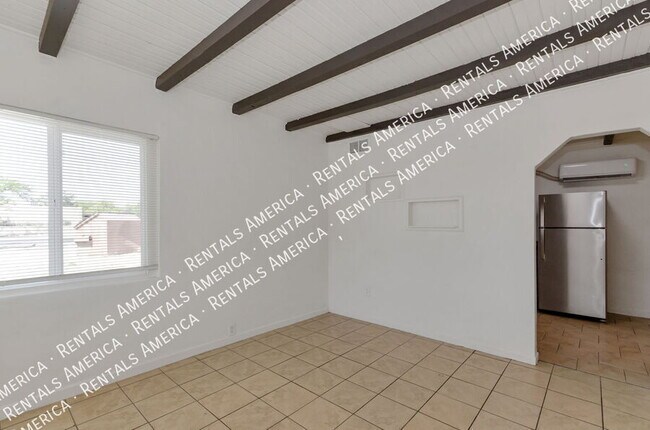 Foto del edificio - 3048 N Sparkman Blvd