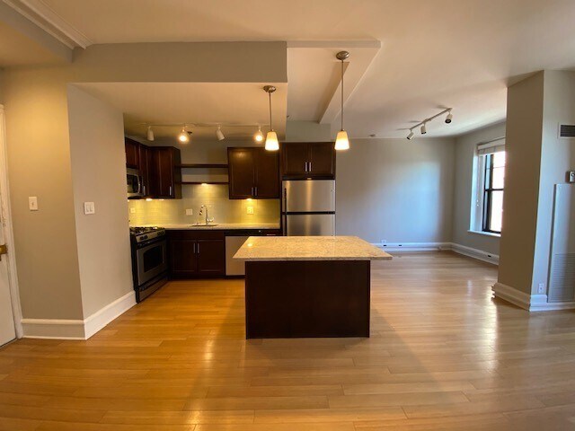 Building Photo - 415 W Belmont Ave