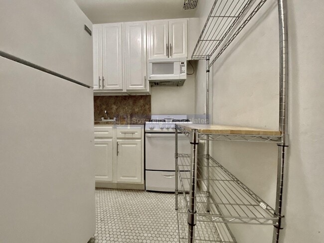 Building Photo - 320 West 106th Street