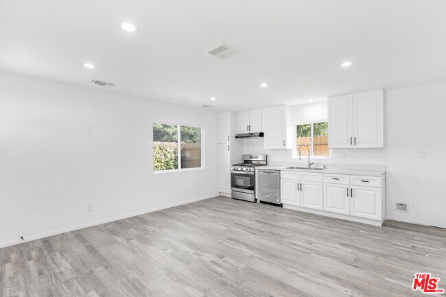 Foto del edificio - 7309 N Wilbur Ave