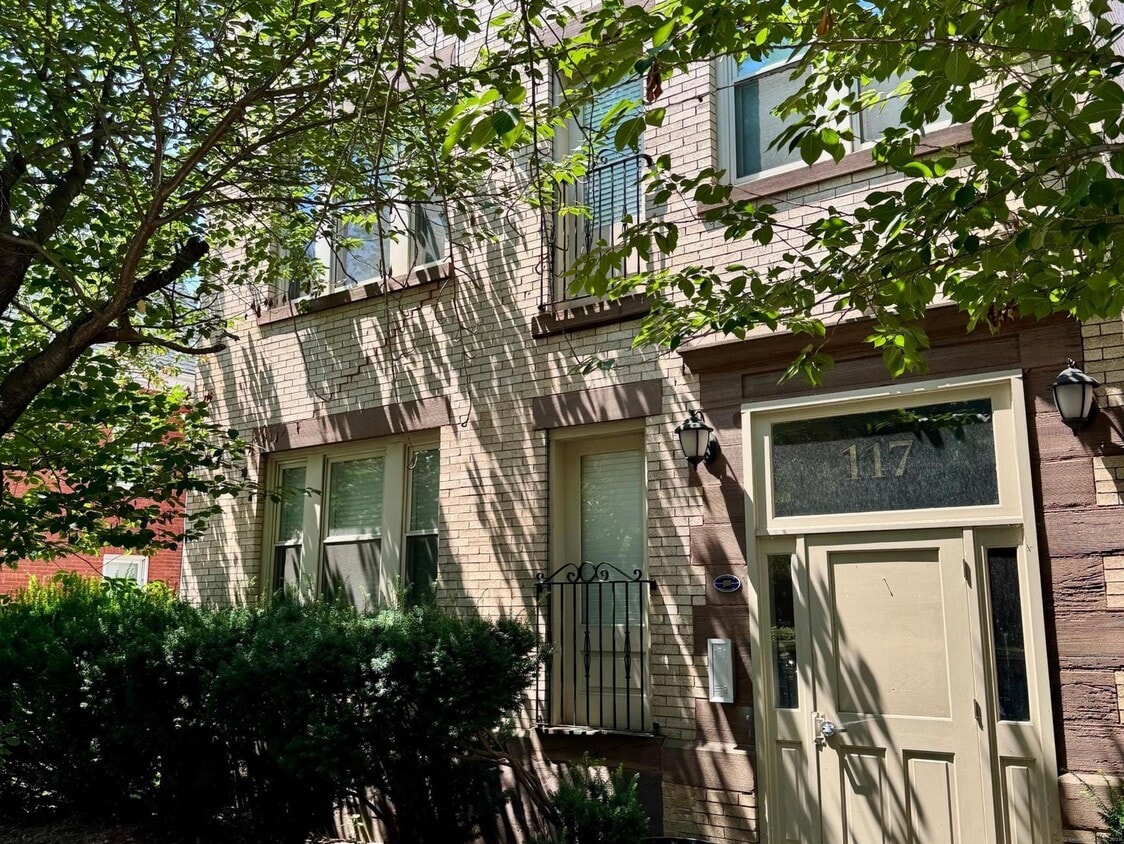 Primary Photo - 117 Sigourney St