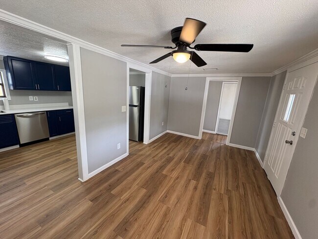 Foto del edificio - 2 Bed 1 Bath Single Family w/ Fenced Backyard