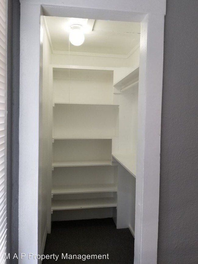 Foto del edificio - 7042 Bright Ave