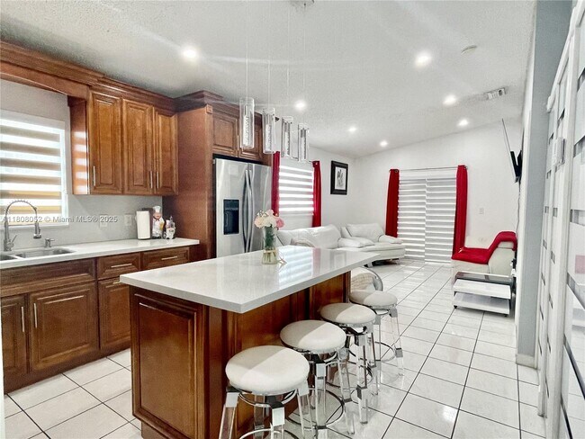 Building Photo - 2527 W 71st Pl