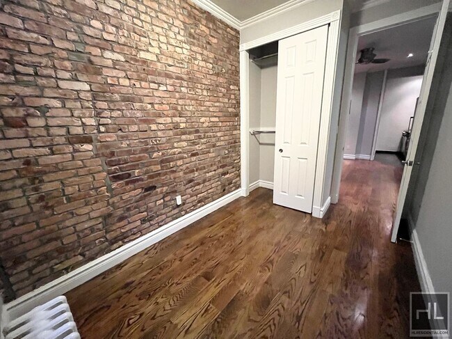 Foto del edificio - No Fee! Renovated 2 Bedroom with in-unit W...