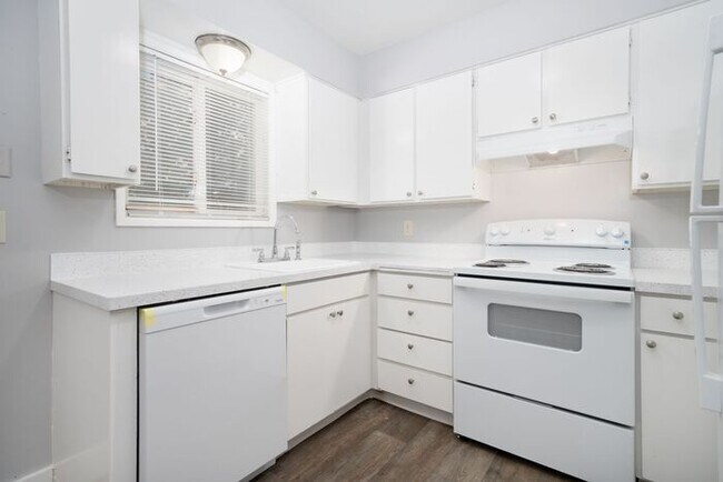 Foto del edificio - Remodeled 2 bedroom! $1000 VISA GIFTCARD AT MOVE IN, JUST IN TIME FOR THE HOLIDAYS!