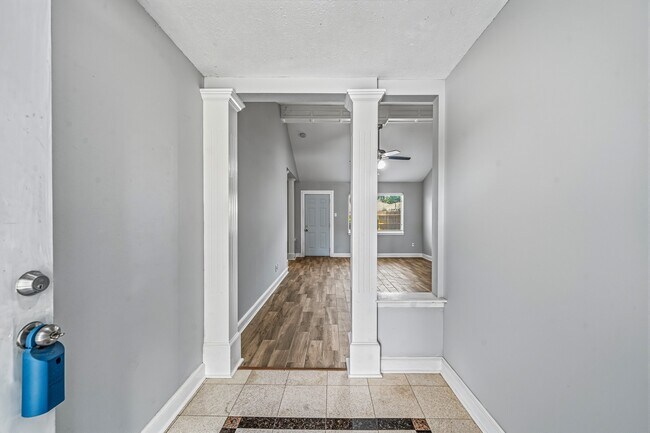 Foto del edificio - 9666 Windswept Ln