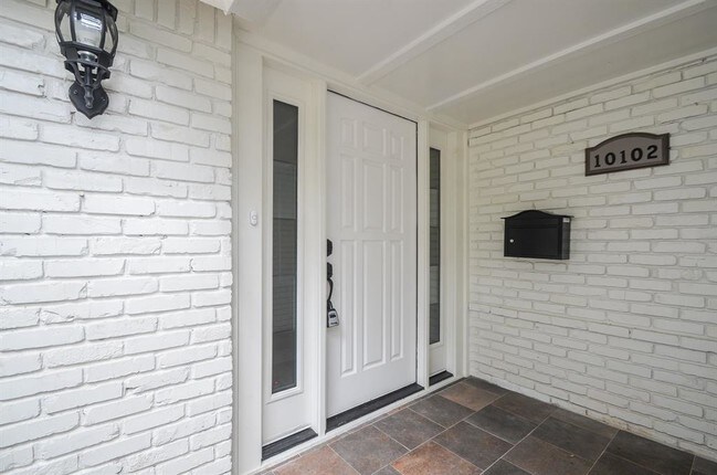 Building Photo - 10102 Shady River Dr
